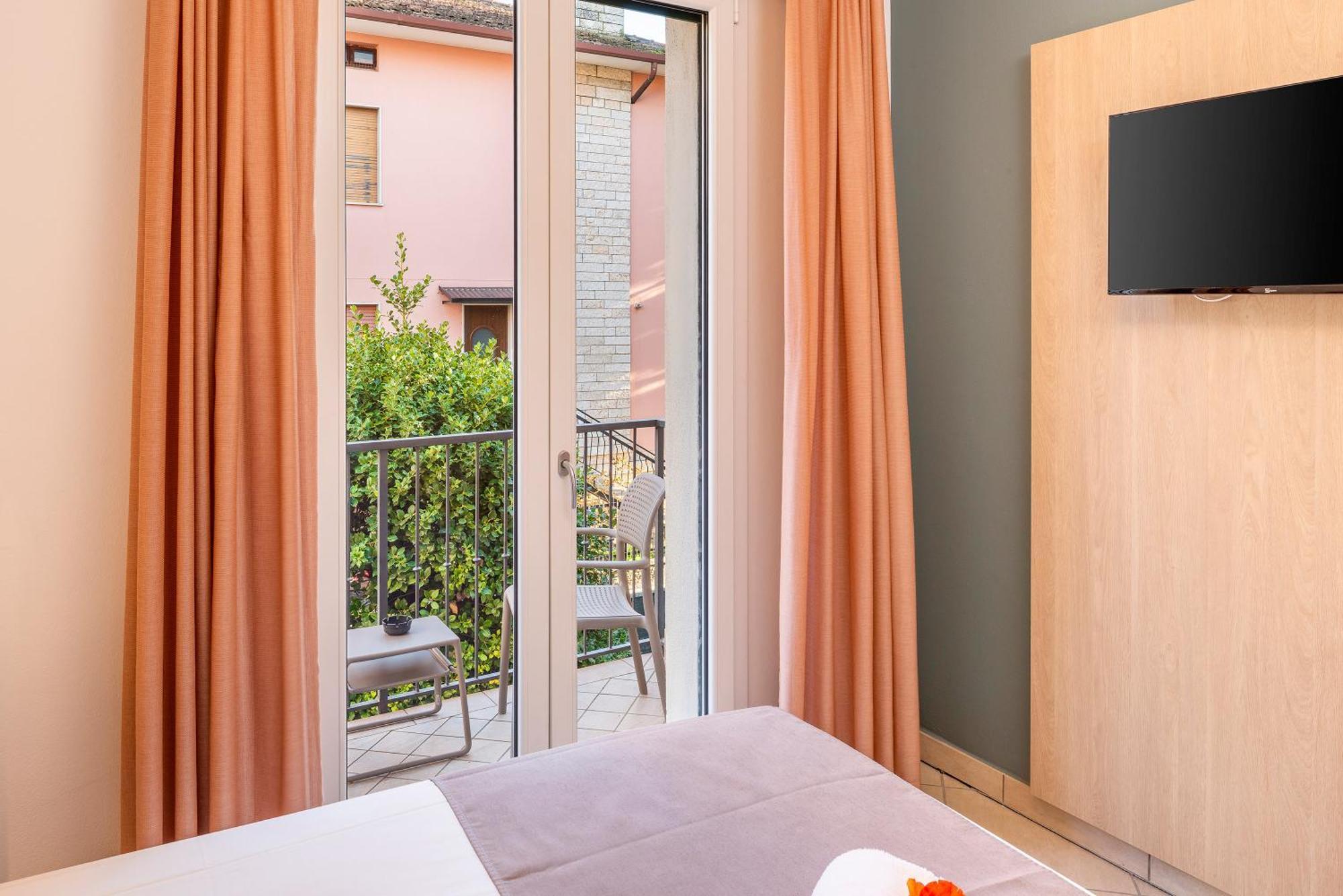Hotel Taormina Бардолино Экстерьер фото